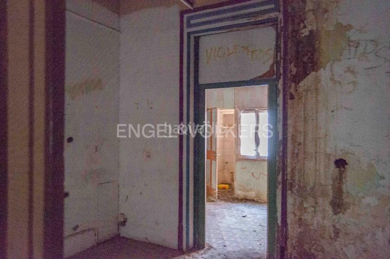 Foto 0c965d03-c49c-46c9-8460-06071ad9d5b9. Local comercial oportunidad para inversores en sants en Barcelona