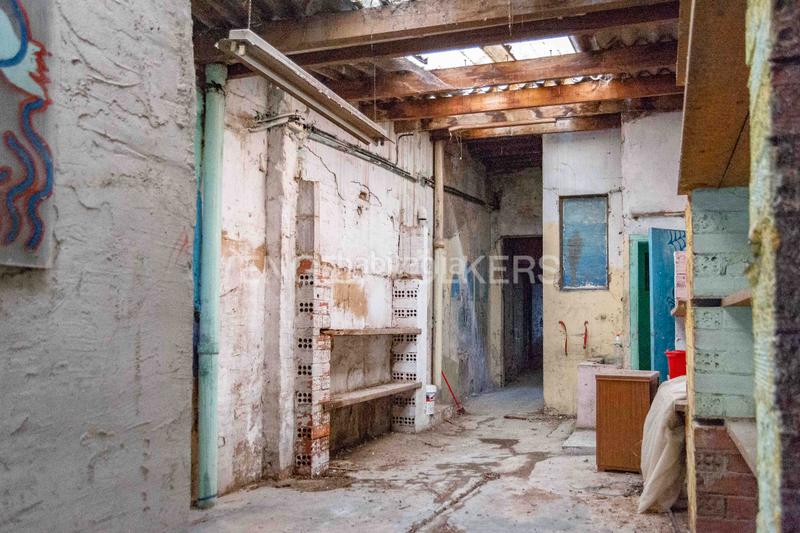 Foto 27578f2e-c728-4dc8-a27a-0caa7b1110dd. Local comercial oportunidad para inversores en sants en Barcelona