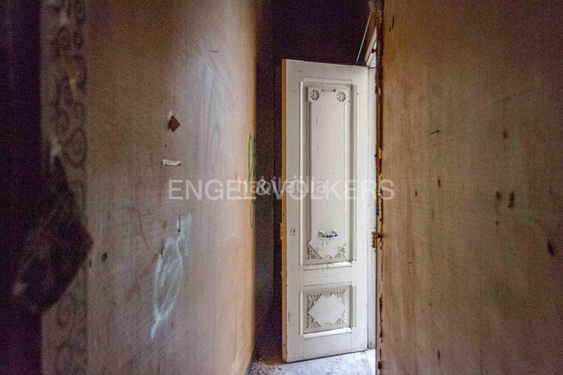 Foto 966c4c7b-f79b-4520-9691-ee6acbaa9725. Local comercial oportunidad para inversores en sants en Barcelona