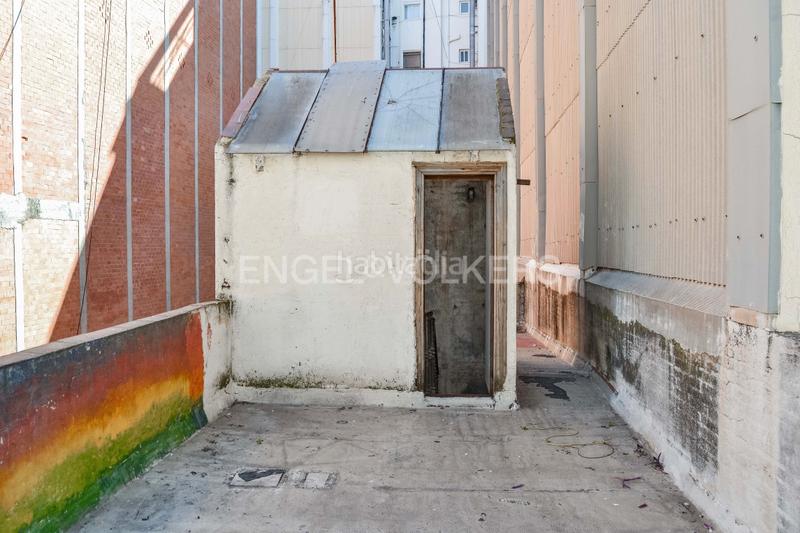 Foto 99358412-f0f9-4153-8407-b36c68a21ff7. Local comercial oportunidad para inversores en sants en Barcelona