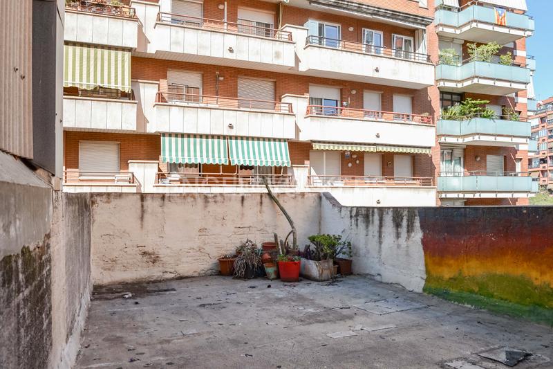 Foto b9aca11f-e363-457d-8df7-a79adef8ffb4. Local comercial oportunidad para inversores en sants en Barcelona