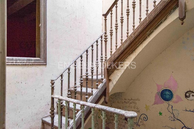 Foto f80743fd-888a-4d06-91eb-c0f367c2dd40. Local comercial oportunidad para inversores en sants en Barcelona