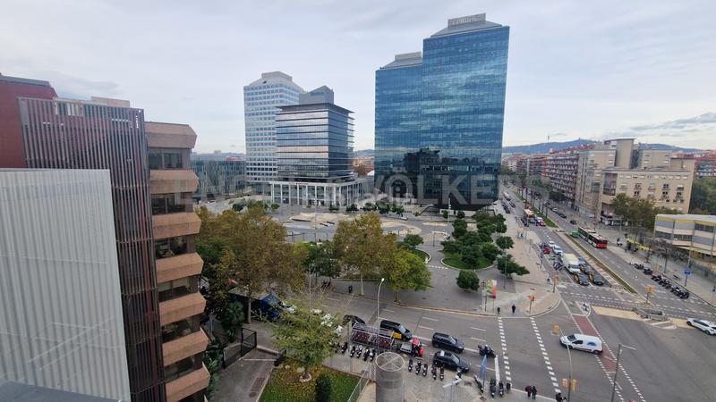 Foto 224de5ae-6843-4cd3-a427-976763f904f2. Alquiler oficina s con terraza en frente al metro en Barcelona