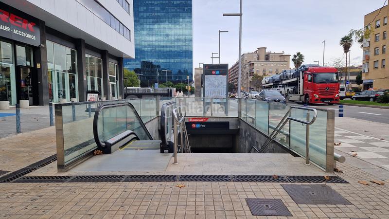 Foto 64211214-bb3d-43a0-bffc-37050950180c. Alquiler oficina s con terraza en frente al metro en Barcelona