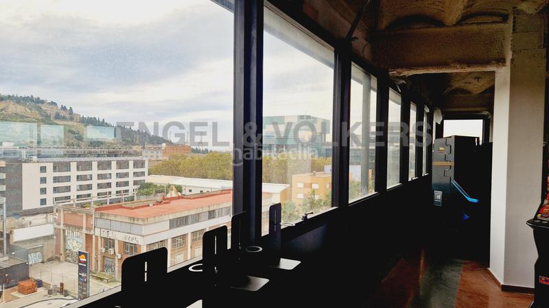 Foto 676738c0-e947-4af5-9d7a-cb9f96d6089a. Alquiler oficina s con terraza en frente al metro en Barcelona