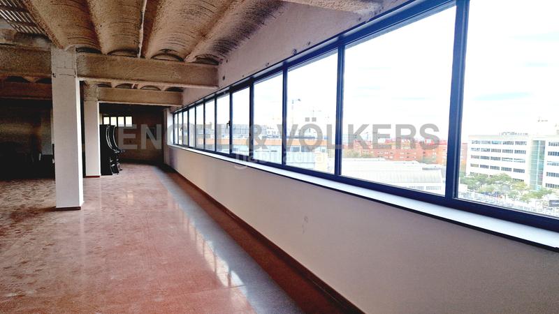 Foto e98c9585-594d-45c7-bb8a-96dfa69b0118. Alquiler oficina s con terraza en frente al metro en Barcelona