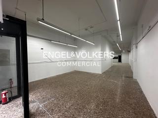 Rent Business premise in El Camp de l´Arpa del Clot. Local comercial en calle semi peatonal