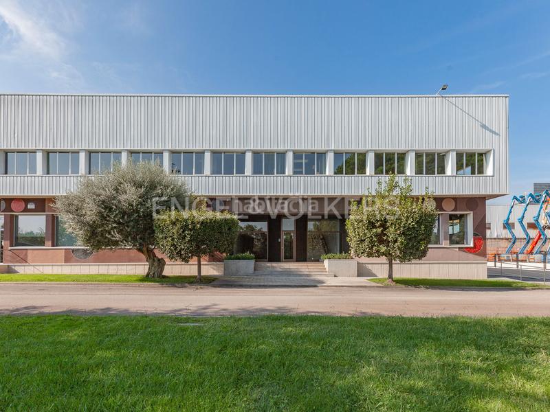 Foto 0d8c572a-8f7a-4c57-9b51-e2c287e25a18. Lloguer oficina amb aparcament a Poble Sec Sant Quirze del Vallès