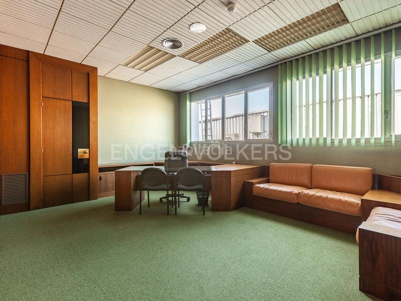 Foto 611c6933-ae3b-42dc-89f7-9054f142d6f1. Lloguer oficina amb aparcament a Poble Sec Sant Quirze del Vallès