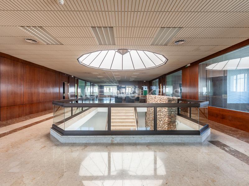 Foto ed3f7d5a-535d-4208-b2ab-5f940e423db3. Lloguer oficina amb aparcament a Poble Sec Sant Quirze del Vallès