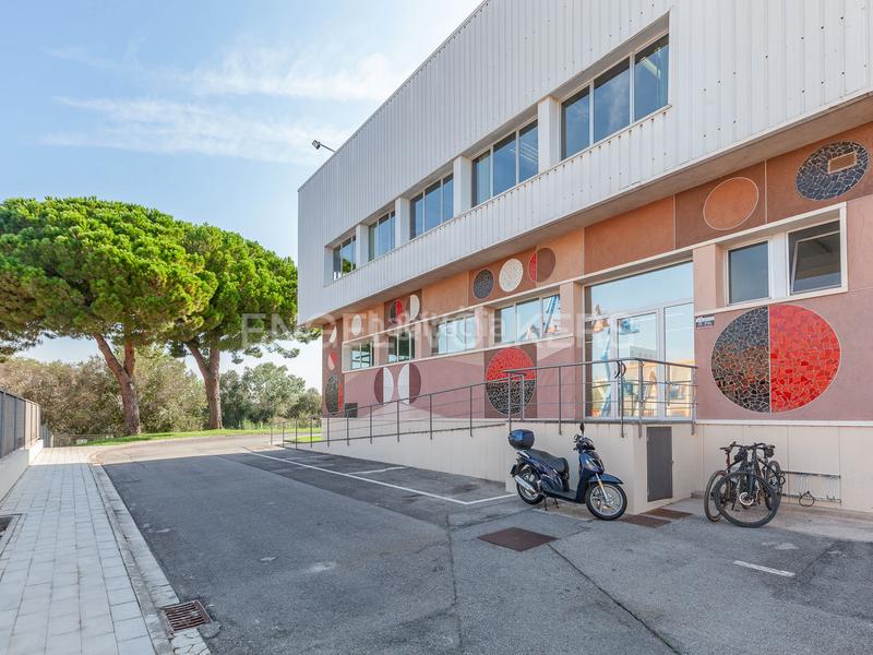 Foto 968436aa-726f-4811-ad84-ed11f28aa278. Location bureau avec parking dans Poble Sec Sant Quirze del Vallès
