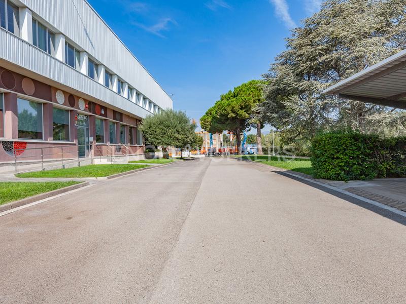 Foto d354cf84-6a9f-4840-9e73-9974df10b646. Location bureau avec parking dans Poble Sec Sant Quirze del Vallès