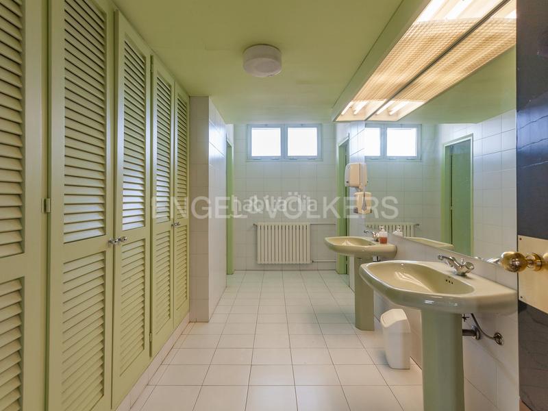 Foto ebe82530-4be7-45a0-b5b2-7663e00ce243. Location bureau avec parking dans Poble Sec Sant Quirze del Vallès