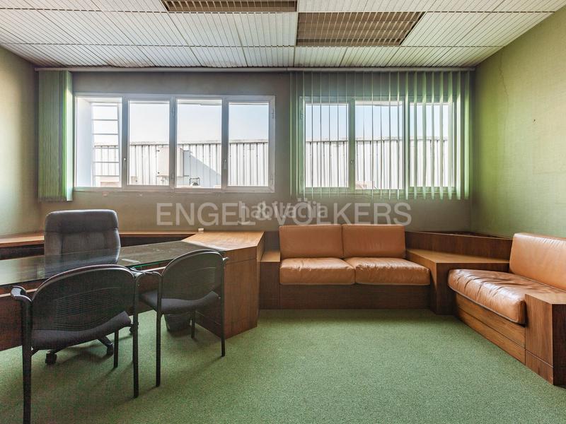 Foto f23f267c-73bb-4e2c-b9ae-2b2a8f23c8c2. Location bureau avec parking dans Poble Sec Sant Quirze del Vallès