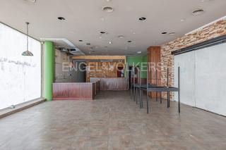 Local commercial à Polígon Industrial Santa Margarida. Local en terrassa de 228 m2  terraza de 180 m2  1 plaza pk