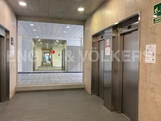 Büro in Provençals del Poblenou. Oficina de más de 800m2 en 22 venta o alquiler