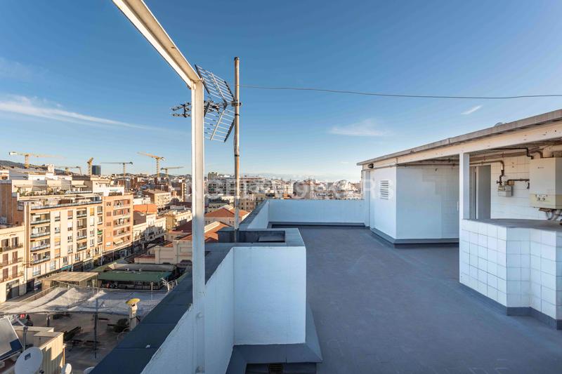Foto 241e4dad-7df2-4191-bb40-0104b47040b4. Edificio propiedad vertical en Collblanc con múltiples usos permitidos en Hospitalet de Llobregat (L´)