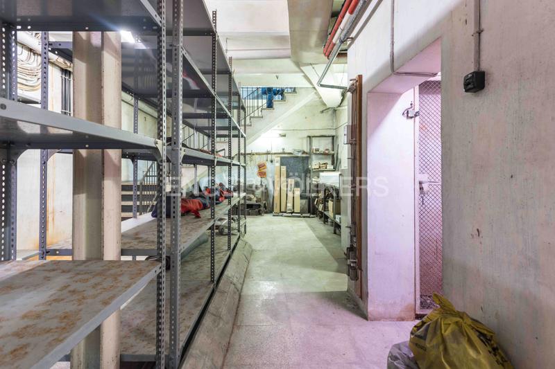 Foto abeaa73b-753e-4424-ab63-e528a53f8f37. Edificio propiedad vertical en Collblanc con múltiples usos permitidos en Hospitalet de Llobregat (L´)
