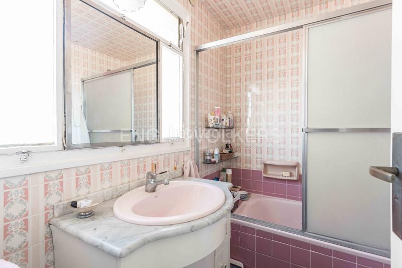 Foto baf5bfa5-36a3-4041-9681-343e7867db48. Edificio propiedad vertical en Collblanc con múltiples usos permitidos en Hospitalet de Llobregat (L´)