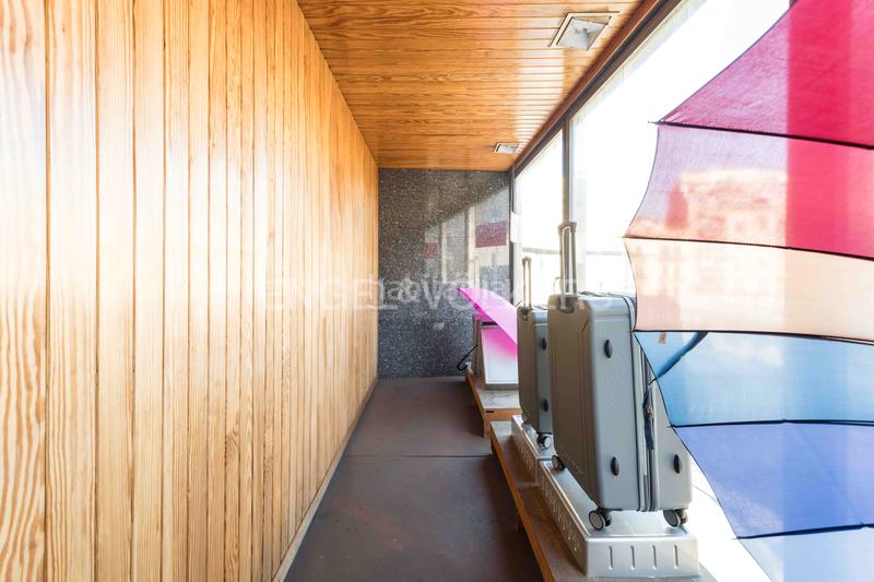 Foto d2952b1b-93e5-4f9c-b6c8-c30287959efe. Edificio propiedad vertical en Collblanc con múltiples usos permitidos en Hospitalet de Llobregat (L´)