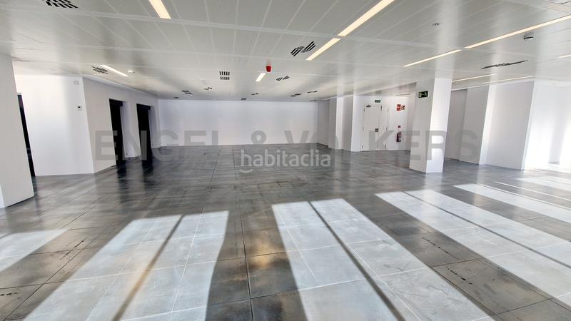 Foto c9756c85-e00f-4ed5-8156-b6724427734c. Lloguer oficina amb aparcament a Sants Barcelona