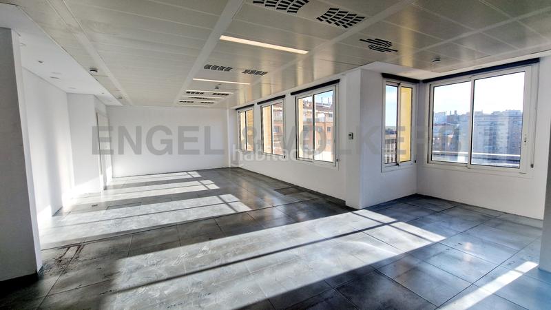 Foto ea04082b-b414-4b7d-91a1-bc579c903ccf. Location bureau avec parking dans Sants Barcelona