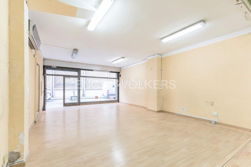 Foto 0a293730-1aee-4065-b2b0-e0ab90d801d5. Alquiler local comercial local en alquiler en calle tapioles en Barcelona