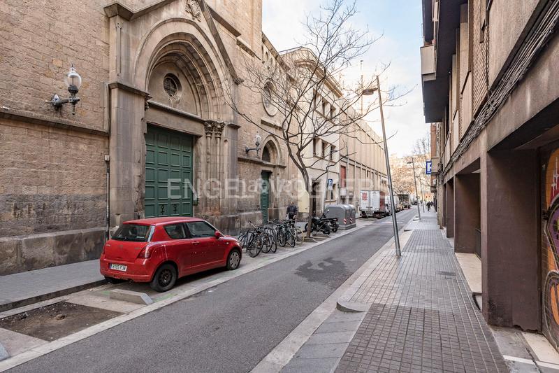 Foto 1cbe2076-b6bd-4088-800a-29f098f4f6a7. Alquiler local comercial local en alquiler en calle tapioles en Barcelona