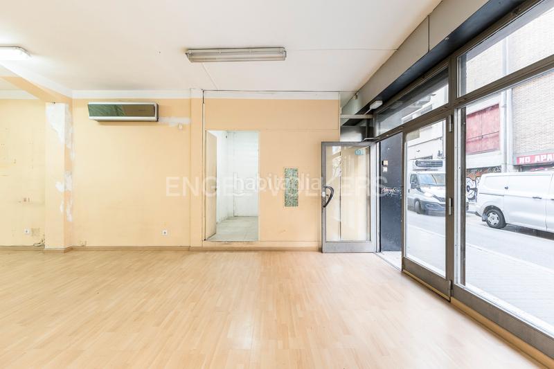 Foto 38840a13-2c39-4494-851d-07581648ac39. Alquiler local comercial local en alquiler en calle tapioles en Barcelona