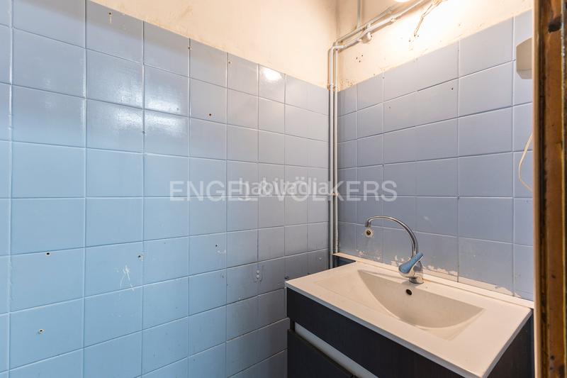 Foto 38fbf95b-b688-4761-a237-0518e9de8b7e. Alquiler local comercial local en alquiler en calle tapioles en Barcelona