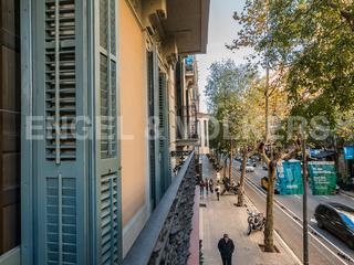 Rent Office space in Dreta de l´Eixample. En exclusiva alquiler de principal con balcones con vistas a ram
