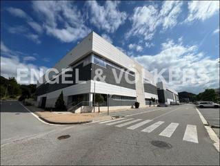 Lloguer Nau industrial a Llinars del Vallès. Nave industrial con 10 m de altura y 5 muelles de carga