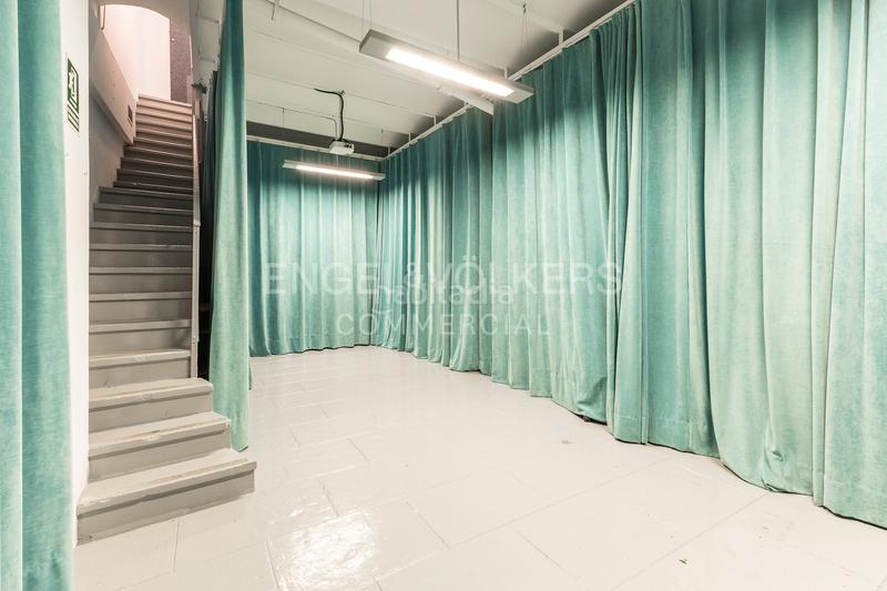 Foto f197df2c-eb10-492a-8494-4b4fa7f4bb4d. Alquiler local comercial local en travessera de gràcia en Barcelona