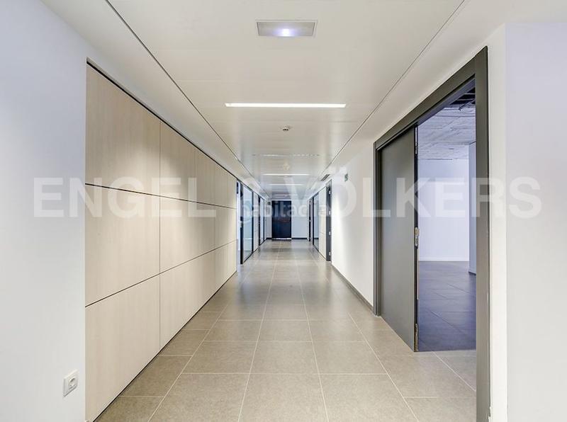 Foto 16a72838-2975-4021-b25d-ca213e201755. Lloguer local comercial a Tres Torres Barcelona