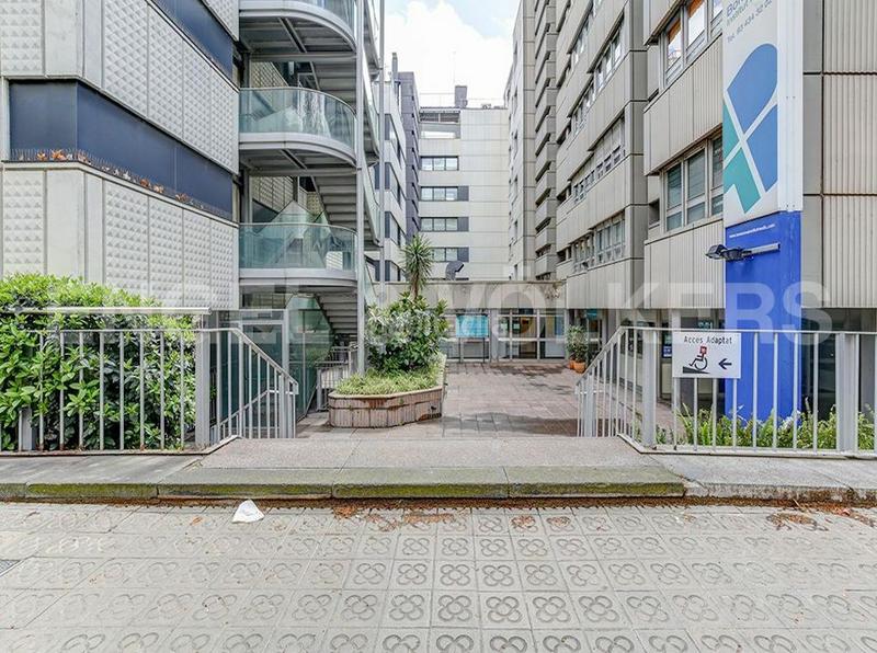 Foto 4d2a1917-9cd1-4661-ae5c-a0c226117320. Rent business premise in Tres Torres Barcelona