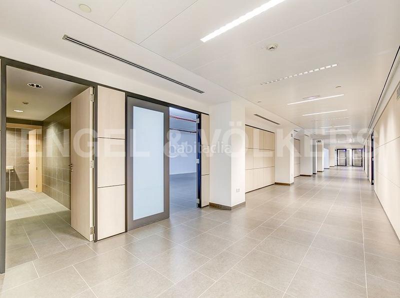 Foto de478dca-9718-4e82-b880-e21d6cf5ae79. Rent business premise in Tres Torres Barcelona