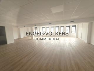 Rent Office space in L´Antiga Esquerra de l´Eixample. Oficina reformada en eixample