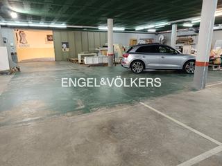 Aparcament cotxe a La Geltrú-Sant Jordi. Parking en edificio comercial