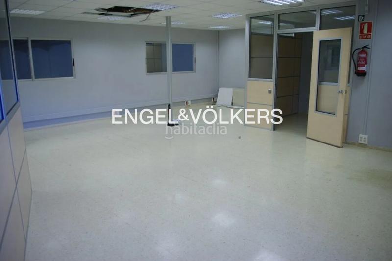 Foto c780ee38-ad4a-4b1c-ace1-248853fa171f. Rent industrial building in Centre Badalona