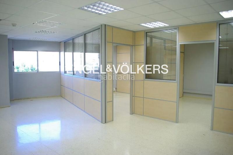 Foto cf6afcfb-6dc4-4d68-8a7c-cce231334b41. Rent industrial building in Centre Badalona