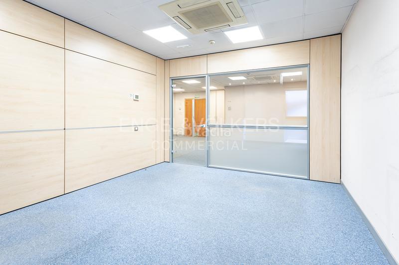 Foto f968f41e-8491-4a42-952c-dc52e070f47b. Miete büro in Eixample Sant Cugat del Vallès