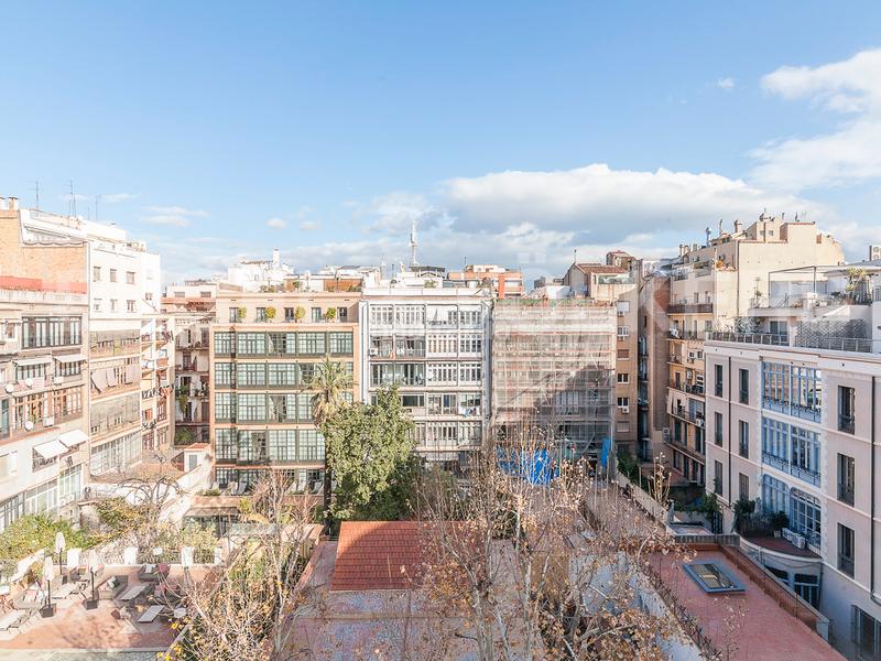 Foto fe83278a-7632-4480-8c93-94ed75d5931a. Alquiler oficina  y vivienda con terraza en la pedrera en Barcelona