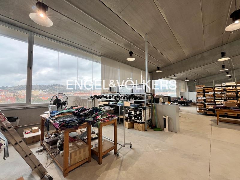 Foto b6e239f9-f90b-4489-9e3d-5e7a085354f0. Capannone industriale in Centre Badalona