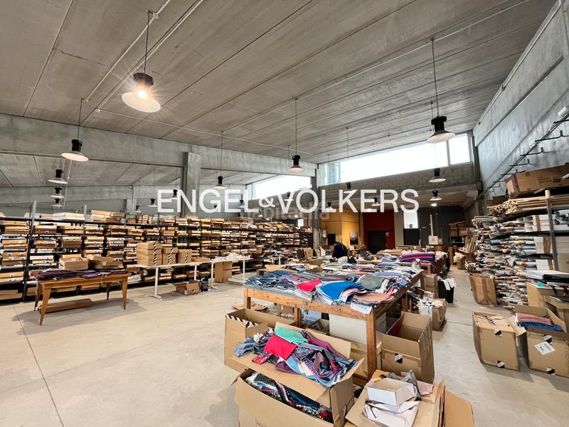 Foto d1e09abb-f781-4ad6-818c-96d63dc76489. Capannone industriale in Centre Badalona