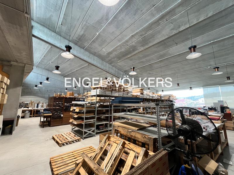 Foto d7a59b0f-05ff-4bd1-a887-7c6b212a60cf. Capannone industriale in Centre Badalona