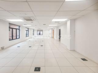 Rent Office space in Gòtic. Luminosa oficina en plaça catalunya