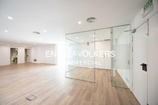Rent Office space in Gòtic. Luminosa oficina en plaça catalunya