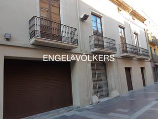 Edifici a Centre Vila. Excepcional edificio de 3 plantas con locales sobre peatonal en