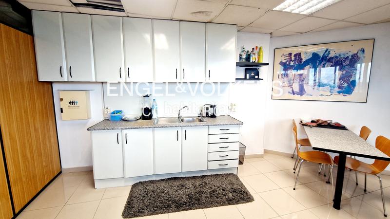 Foto c1513bd4-52d1-4d3d-accf-2d78511e6321. Oficina s en venta con vistas increíbles en Barcelona