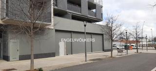 Rent Business premise in Centre-Eixample-Can Llobet. Local esquinero de nueva construcción en alquiler